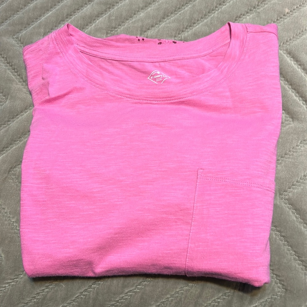 Cute festive pink tee!😊🌸